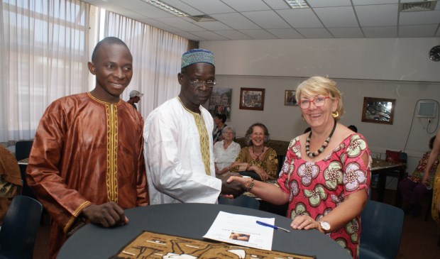 Afgelopen april brachten Adama Sissokko (midden) samen met Hamala Coulibaly nog een bezoek aan Voorschoten. Voorzitter Conny van der Krogt (r) is geschokt. Foto: VSK
