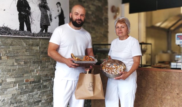 Bogdan Pancu is gestart met zijn bakkerij 'De Pretzel Molen' aan de Schoolstraat 97. Moeder Tasia staat haar zoon de eerste maanden bij. Foto: PR