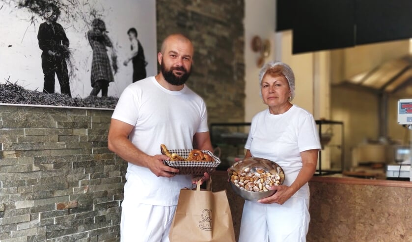 Bogdan Pancu is gestart met zijn bakkerij 'De Pretzel Molen' aan de Schoolstraat 97. Moeder Tasia staat haar zoon de eerste maanden bij. Foto: PR