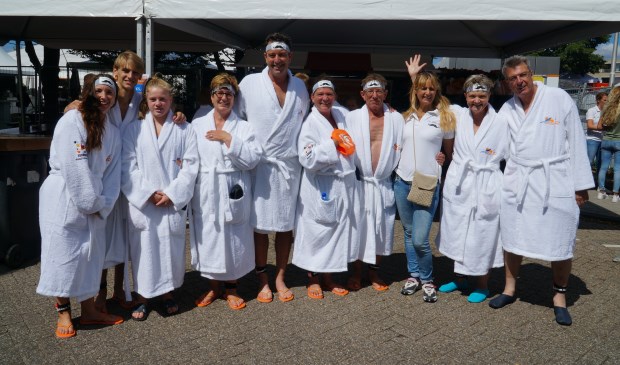 Het Voorschotense zwemteam De Veentjes, haalde € 3700,- voor ALS Stichting. Foto: De Veentjes