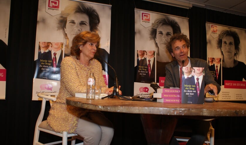 Martje van der Brug wordt bij de presentatie van 'Zo doen wij dat hier' geinterviewd door Volkskrant journalist Jean-Pierre van Geelen,.