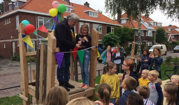 De nieuwe groenzone en speelplek aan de Willem de Zwijgerlaan zijn vanmiddag feestelijk geopend door wethouder Lamers. Foto: gemeente Voorschoten