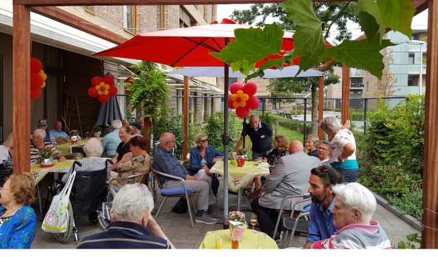 Het nieuwe terras bij Topaz Vlietwijk is feestelijk geopend. Foto: Topaz