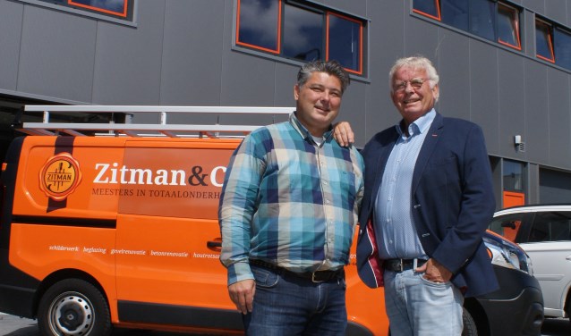 'Het bedrijf is in goede handen bij Wilbur', zegt vader Co Zitman (r). 'Een volle portefeuille en een goed team. Ik heb alle vertrouwen in de toekomst.' Foto: VSK