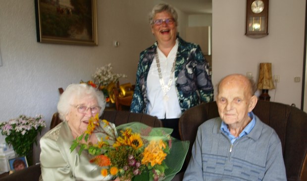 Loco-burgemeester Lamers feliciteert het briljanten bruidspaar Van der Linden - Van Beelen. Foto: vsk