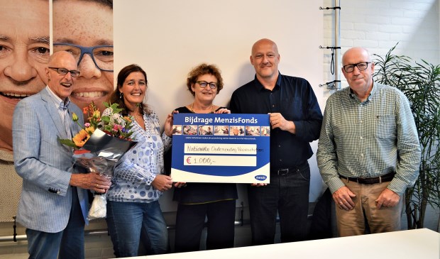 Vlnr Jaap Visser (Rotary), Katja Willems (Voorschoten voor Elkaar), Janine Tuinhof de Moed (Rotary), Remco van der Veen (Menzis) en Dik Zweers (Vereniging Ouderenbelang Voorschoten). Foto: Menzis