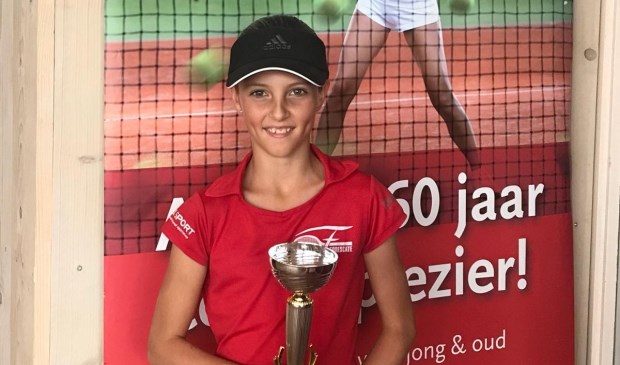 Lisanne Bunnig (10), TV Forescate, met de beker. Foto: TV Forescate