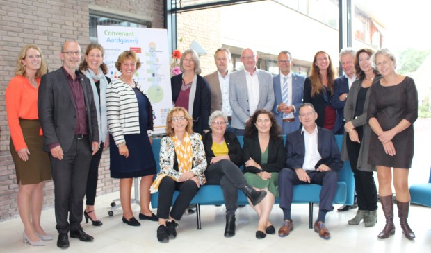 Wethouder Monique Lamers, zittend op de bank tweede van links, tekende namens de gemeente Voorschoten het convenant. Foto: gemeente Voorschoten