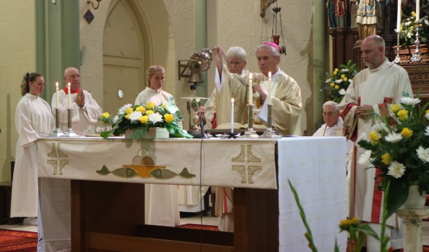 Een pontificale viering met Emeritus Bisschop van Luyn ter gelegenheid van het 150-jarig bestaat van de H. Laurentiuskerk.