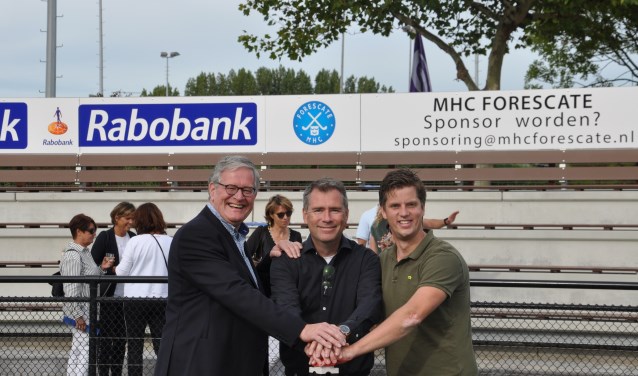 Rob Joosten (l), Martijn Schoonhoven (m) en Dirk Jan van Kampen(r) bij de nieuwe tribune Foto: A.de Gruiter