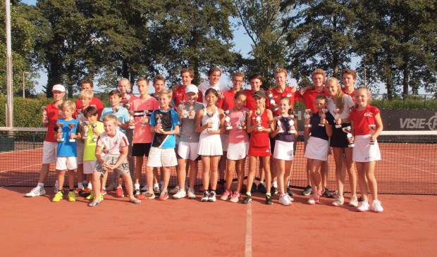 Alle winnaars op een rij samen met de jeugdraad van TV Forescate. Foto: TV Forescate