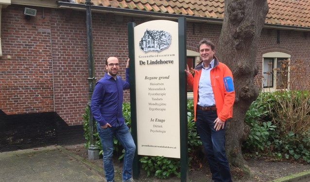 Rob de Vries draagt zijn praktijk met een gerust hart over aan Christiaan Smeenk (l) die al langer aan de Lindehoeve is verbonden. (Vsk)
