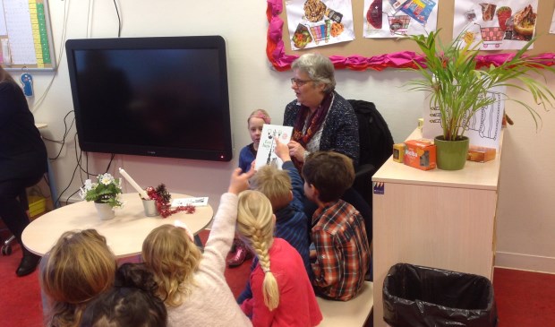 Wethouder Monique Lamers leest de kinderen van de Vos voor uit het prentenboek van het jaar. Foto: De Vos