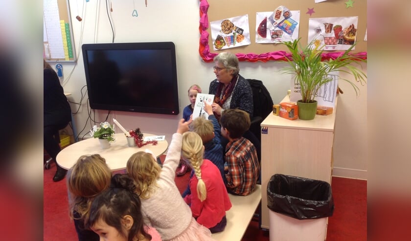 Wethouder Monique Lamers leest de kinderen van de Vos voor uit het prentenboek van het jaar. Foto: De Vos