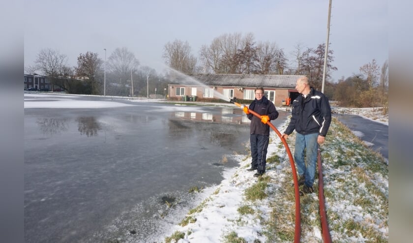 Met man en macht wordt gewerkt aan het ijs van de natuurijsbaan. Foto's: VSK