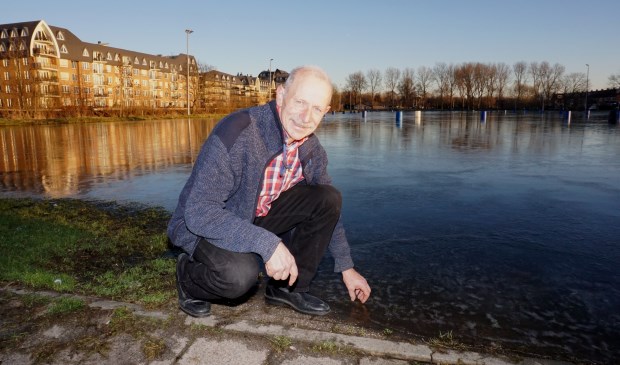 IJsmeester Adri Hendriks houdt het ijs goed in de gaten. Misschien kan de natuurijsbaan woensdag al open. Foto: VSK