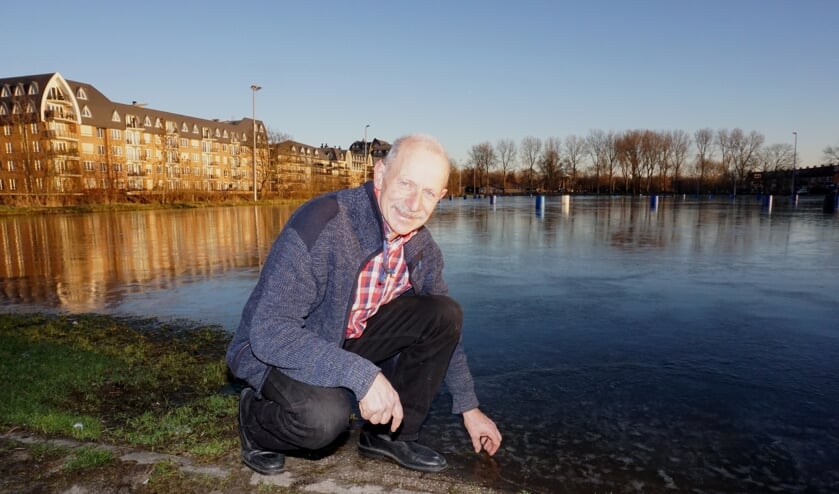IJsmeester Adri Hendriks houdt het ijs goed in de gaten. Misschien kan de natuurijsbaan woensdag al open. Foto: VSK