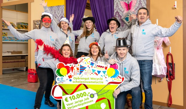 De scholeninzamelactie van Wecycle leverde naast veel afgedankte apparaten een sponsorcheque op van 10.000 euro voor Stichting Jarige Job. Foto: WeCycle
