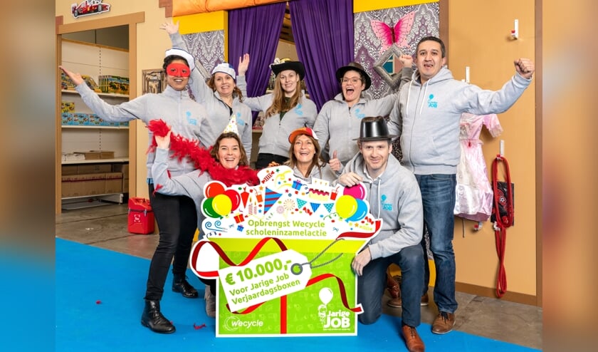 De scholeninzamelactie van Wecycle leverde naast veel afgedankte apparaten een sponsorcheque op van 10.000 euro voor Stichting Jarige Job. Foto: WeCycle
