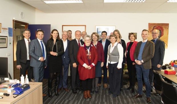 Vlnr Headteacher British School Paul Topping (BSN), wethouders Paul Dirkse (L), Fleur Spijker (L), Marcel Cramwinckel (V), Pim van Vliet gemeentesecretaris (L), burgemeester Henri Lenferink (L), Rijk van Walsem (adv L), wethouder Monique Lamers, burgemeester Pauline Bouvy – Koene, gemeentesecretaris Andreas de Graaf, wethouders Yvonne van Delft (L), Martine Leewis (L), Marleen Damen (L), Nanning Mol en Community Manager Ian Laycock (BSN)