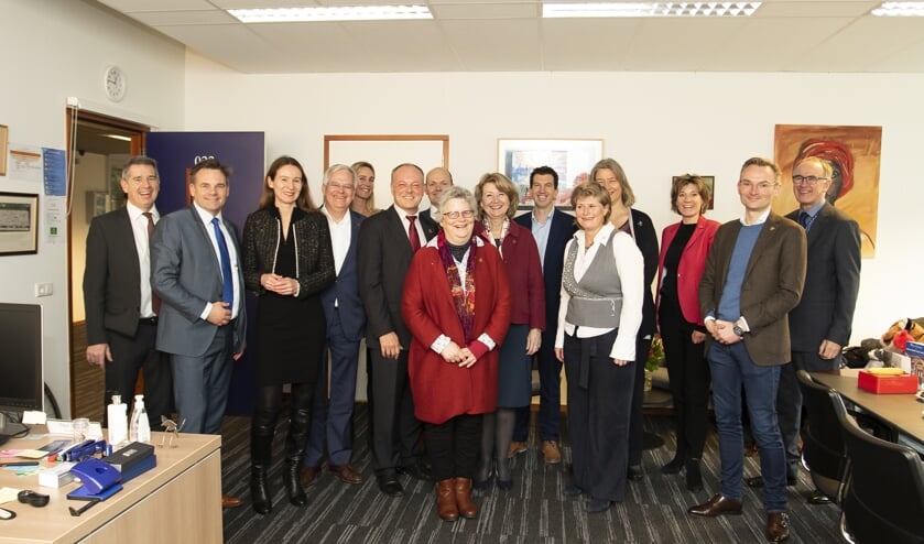 Vlnr Headteacher British School Paul Topping (BSN), wethouders Paul Dirkse (L), Fleur Spijker (L), Marcel Cramwinckel (V), Pim van Vliet gemeentesecretaris (L), burgemeester Henri Lenferink (L), Rijk van Walsem (adv L), wethouder Monique Lamers, burgemeester Pauline Bouvy – Koene, gemeentesecretaris Andreas de Graaf, wethouders Yvonne van Delft (L), Martine Leewis (L), Marleen Damen (L), Nanning Mol en Community Manager Ian Laycock (BSN)