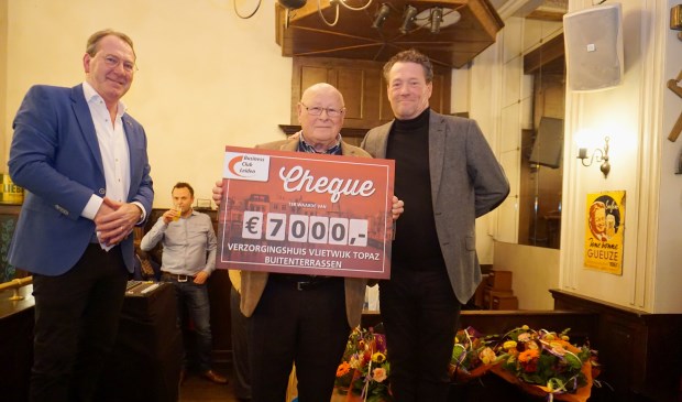Tjerk Schaafstra, voorzitter van de cliëntenraad van Topaz Vlietwijk nam de cheque in ontvangst. Foto: VSK