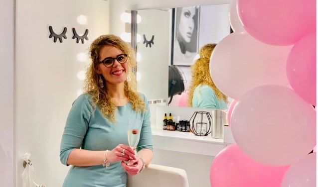 Nikki Wagtendonk is naast schoonheidsspecialiste, wimper- en browstylist ook gespecialiseerd in permanente make-up. Foto: PR