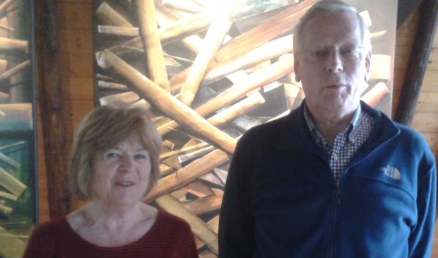 Voorzitter Mieneke de Beus en penningmeester Kees Berbee van de VKK, hier bij de lopende expositie 'ABSTRACT', hopen dat de kunstkring op de zolders van het Ambachts- en Baljuwhuis kan blijven en als dat niet het geval is dat dan het Voorschotense publiek en bedrijfsleven te hulp schieten (Foto: VKK)