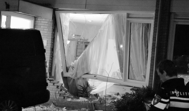 Flinke ravage nadat een busje een woning aan het Olivier van Noortplantsoen binnen reed. Tekst en foto: AS Media.