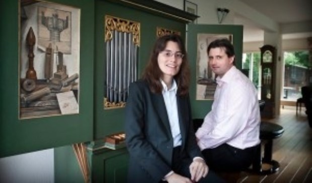 Susanna Veerman en Wim Does bespelen het orgel in de Laurentiuskerk. Foto: Orgelconcerten Laurentius