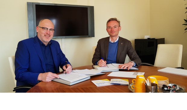 Eind februari tekenden wethouder Nanning Mol (l) en Peter van Dalen, directeur van DZB Leiden, een dienstverleningsovereenkomst. Foto: gemeente Voorschoten