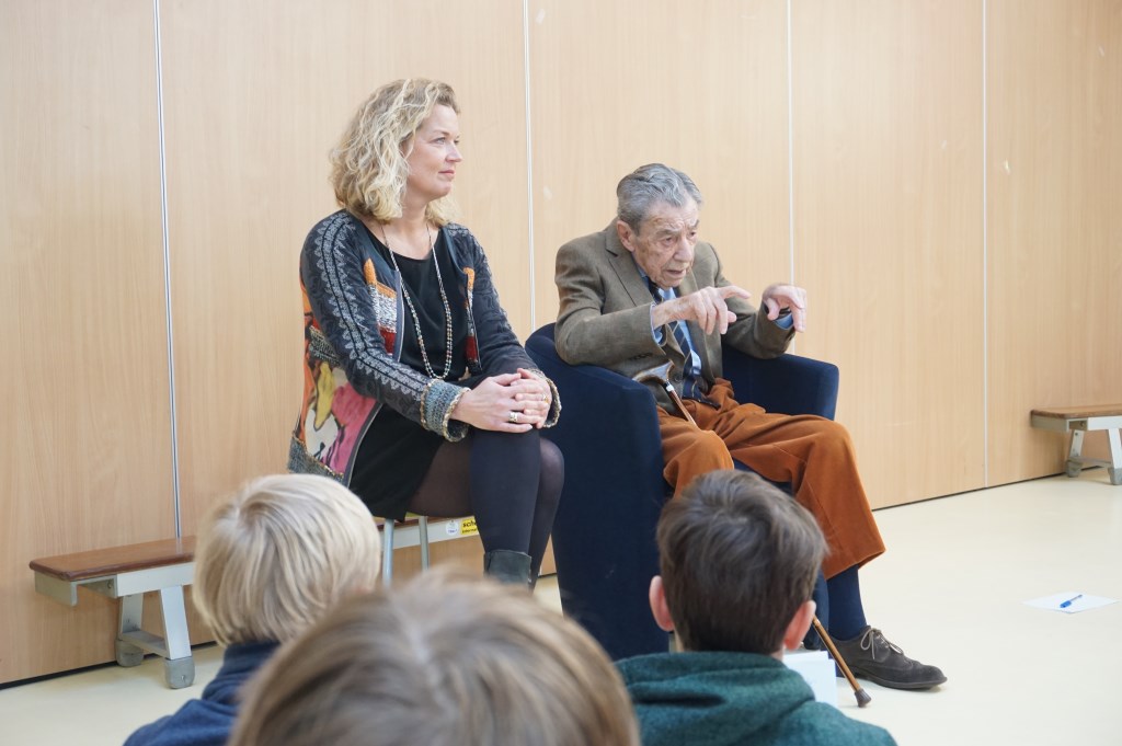 98-jarige Eddy Jonker vertelt de kinderen van groep 8 van de Fortgensschool over zijn ervaringen als Engelandvaarder. Foto's: VSK