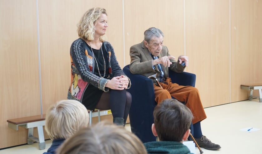 98-jarige Eddy Jonker vertelt de kinderen van groep 8 van de Fortgensschool over zijn ervaringen als Engelandvaarder. Foto's: VSK