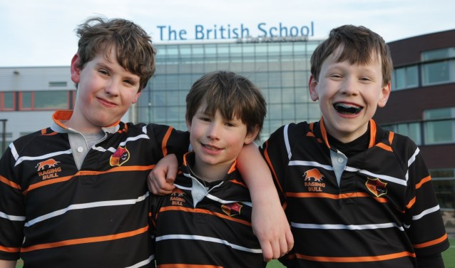 Lars, Daniel en Lukas rugby'en al jaren bij The British School in The Netherlands. 'En het is ook goed voor je Engels!' Foto: Linda Gerrits