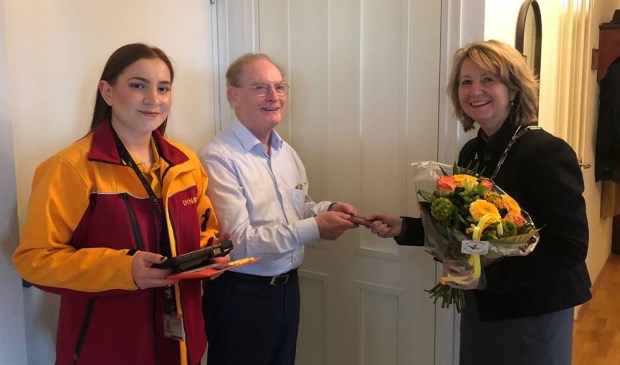 Hoog bezoek voor Anthony James Beddow. Zijn eerste Nederlandse paspoort werd door de burgemeester hoogstpersoonlijk thuis bezorgd. Foto: gemeente Voorschoten