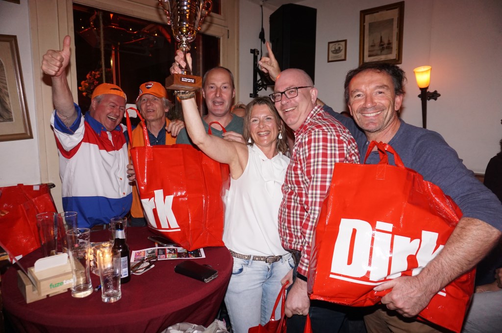 Vrijmibo 2 is de winnaar van de eerste Voorschotense pubquiz. Foto's: Voorschotense Krant