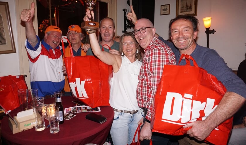 Vrijmibo 2 is de winnaar van de eerste Voorschotense pubquiz. Foto's: Voorschotense Krant