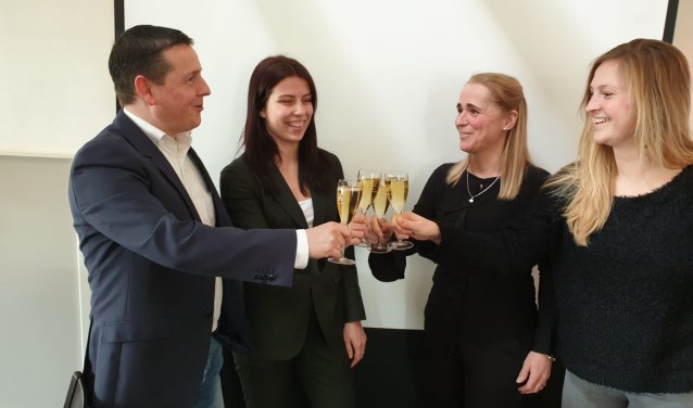 Een toast op de samenwerking, vlnr Marcel Schuller, FlorisV, Sonja Pluimgraaff (Upstairs), Irene van Teijlingen (Knip) en Renée Turion. Foto: PR