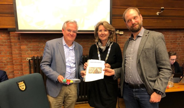 Erik Maassen van de SP heeft de uitkomsten van de enquête in de gemeenteraad aangeboden aan wethouder Cramwinkel en burgemeester Bouvy. Foto: VSK