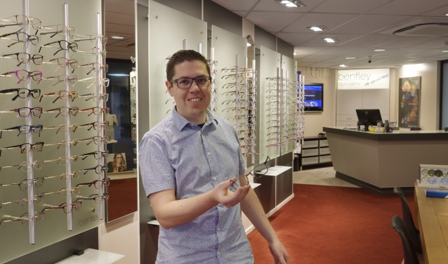 Roy van Kuik begon als hulpkracht, volgde de opleiding tot opticien en is nu eigenaar van Bentley Opticiens. Foto: G.A.H Hoeberechts