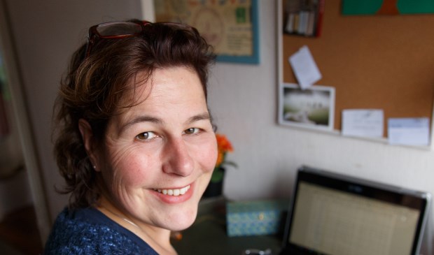 Voorschotense Saskia Oudshoorn schreef een boek over haar postnatale depressie en paniekaanvallen. Foto: Kleine Spruit Fotografie