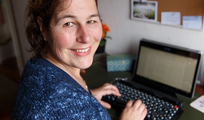 Voorschotense Saskia Oudshoorn schreef een boek over haar postnatale depressie en paniekaanvallen. Foto: Kleine Spruit Fotografie