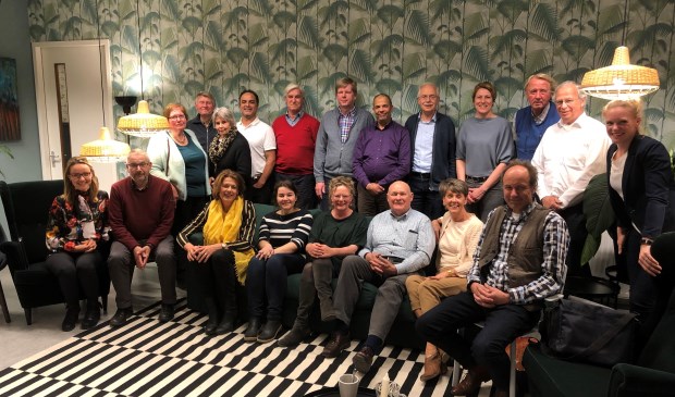 Vertegenwoordigers van Allettahof, Assalem, Boschbloem, Cirkelbus, Humanitas, JES Rijnland, Vrijetijdsbesteding en Vormingsactiviteiten (VTV), Voor Elkaar Leiden/Schuldhulpmaatje, Zonnebloem, Schuldhulpmaatje Voorschoten, Voorschoten Voor Elkaar en de gemeente Voorschoten. Foto: Gemeente Voorschoten
