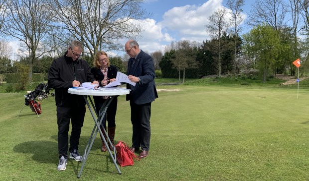 v.l.n.r.: Gerard van Hal (directeur Sportfondsen Voorschoten), Alwine van Winsen (Stichting BeeSerious) & Peter Schallenberg (Stichting BeeSerious, imker). Foto: Sportfondsen