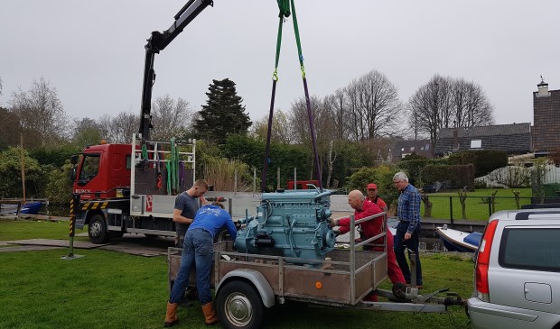 De gereviseerde motor van 800 kg wordt in de sleepboot Asathor gehesen. Foto: Leif Erikson