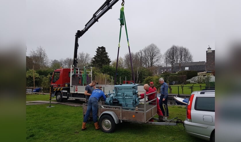 De gereviseerde motor van 800 kg wordt in de sleepboot Asathor gehesen. Foto: Leif Erikson