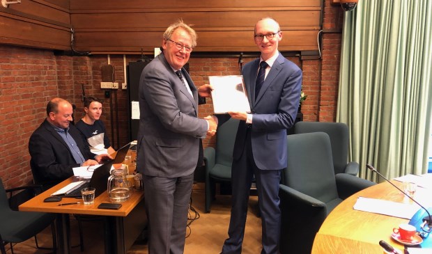 Sjoerd van den Dool, voorzitter van de Vertrouwenscommissie, overhandigt de Profielschets aan Commissaris van de Koning Jaap Smit. Foto: VSK