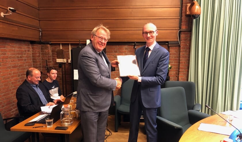 Sjoerd van den Dool, voorzitter van de Vertrouwenscommissie, overhandigt de Profielschets aan Commissaris van de Koning Jaap Smit. Foto: VSK