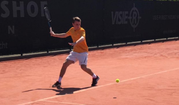 Zaterdag Heren 2, Ralph Driessen, in actie bij tennisvereniging Forescate. Gaat het team kampioen worden dit jaar?