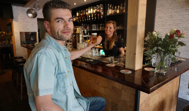 Het getapte biertje door Jainy smaakt eigenaar Sjoerd van Essen prima. Hij is trots op het verbouwde café. Foto: VSK
